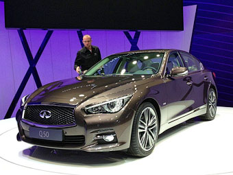  Infiniti Q50    Mercedes-Benz - Infiniti