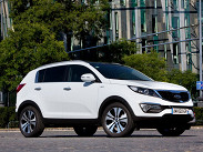 **Kia Sportage.** Популярнейший кроссовер из Кореи с двигателем 2.0 (150 сил, 11,2 секунды до «сотни»), шестиступенчатым «автоматом» и полным приводом дешевле, чем за 1,089 миллиона рублей не купишь. Правда, за эти деньги вы получите машину с двухзонным «климатом», круиз-контролем, датчиками дождя и света, неплохой «музыкой», с системой стабилизации и так далее. Цена на самый дорогой «Спортейдж» переваливает за отметку 1,3 миллиона рублей.