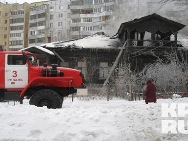 В Рязани пожарные спасли памятник деревянного зодчества