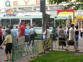 Автобус на улицах Москвы. Фото Татьяны Бисноватой, Lenta.Ru