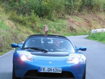 Гансйорг фон Гемминген на своем электрокаре Tesla Roadster. Фото с сайта teslamotors.com