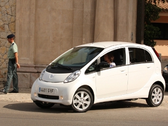 Испанская королева София в Peugeot iOn. Фото с сайта ecomove.es