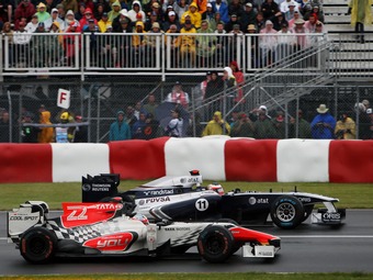 Болиды HRT и Williams на Гран-при Канады 2011 года. Фото Hispania Racing Team