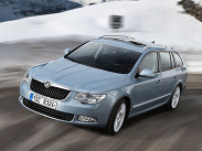 **Skoda Superb Combi**. Дорожный просвет у "чеха" всего на шесть миллиметров меньше, чем у Alltrack, но в остальном этот универсал умудрился перещеголять своего немецкого коллегу. В актив "Шкоде" можно записать возможность заказать более мощный двигатель V6 3.6, который превращает полноприводный универсал в настоящий спортивный снаряд: до "сотни" -- за 6,6 секунды! Правда, есть и минус: ценник на такую версию "сарая" Suberb начинается от 1,799 миллиона рублей. 