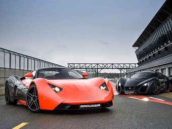 Marussia B1 (слева). Фото Marussia Motors
