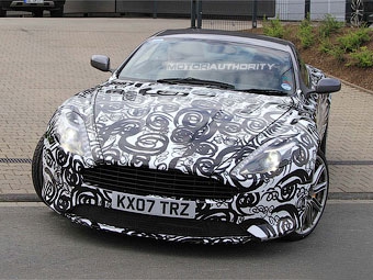Шпионский снимок обновленного Aston Martin DBS. Фото с сайта motorauthority.com