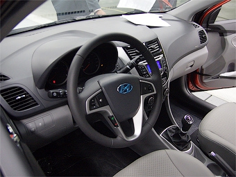 Интерьер Hyundai Solaris. Фото Ленты.Ру