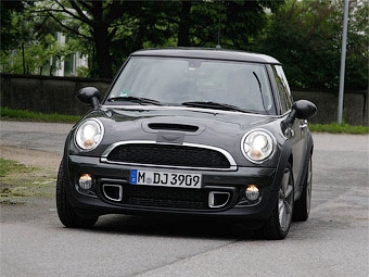 Шпионский снимок обновленного MINI Cooper S. Фото с сайта autoexpress.co.uk