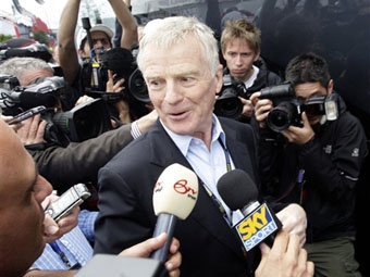 Президент FIA Макс Мосли перед Гран-при Великобритании, 2009. Фото (c) <a href="http://lenta.ru/info/afp.htm">AFP</a>