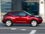 Nissan Juke -- это, скорее, альтернатива "Дастеру", а не прямой конкурент. "Джук" и стоит дороже, и нацелен на покупателя, которому не так важны практические качества машины. Предлагается с двумя 1,6-литровыми двигателями: атмосферным мощностью 117 л.с. и турбированным мощностью 190 л.с., и с 5- и 6-ступенчатыми МКПП или бесступенчатым вариатором. Существуют как передне-, так и полноприводные версии модели. Цены начинаются от 649 000 рублей.