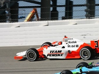 Хелио Кастроневеш (Penske), гонка IRL "PEAK Antifreeze & Motor Oil Indy 300" в Чикаго, 2008. Фото с сайта www.penskeracing.com