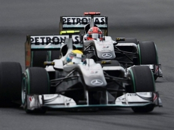 Болиды Mercedes GP. Фото (c) <a href="http://lenta.ru/info/afp.htm">AFP</a>