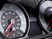 В версии для рынка Великобритании спидометр размечен, естественно, в милях. Пожалуй, одно из самых незначительных неудобств для человека, вдруг пересевшего за руль «праворукой» машины.