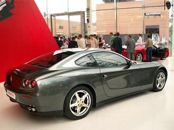 Салон Ferrari на Рублевке, фото Ленты.Ру