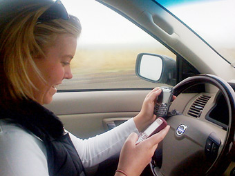 Девушки-водители пользуются телефоном в два раза чаще юношей