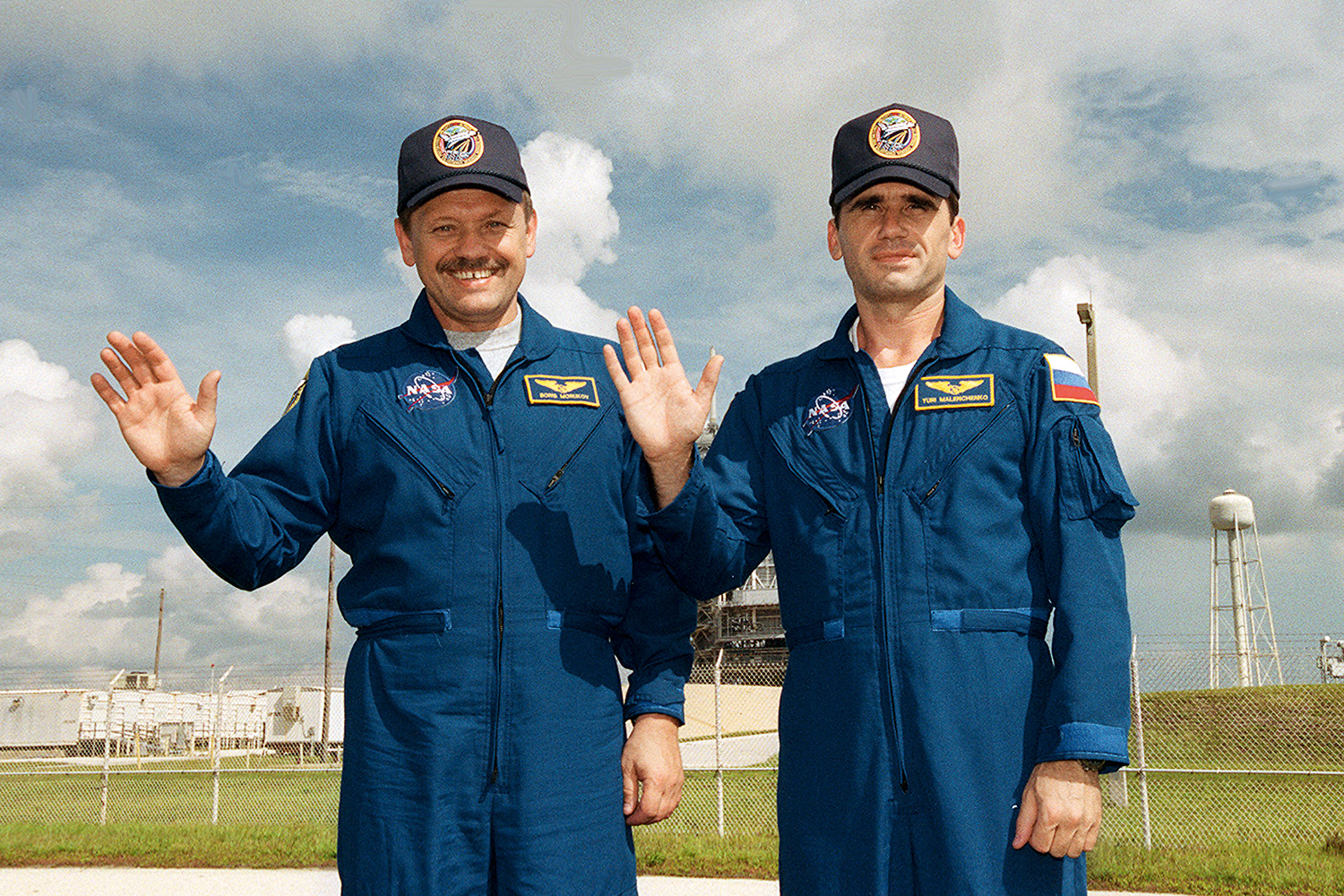 Еще учась в медицинском институте Борис Моруков (справа) понял, что космос — это его призвание. Своего полета он ждал двадцать лет