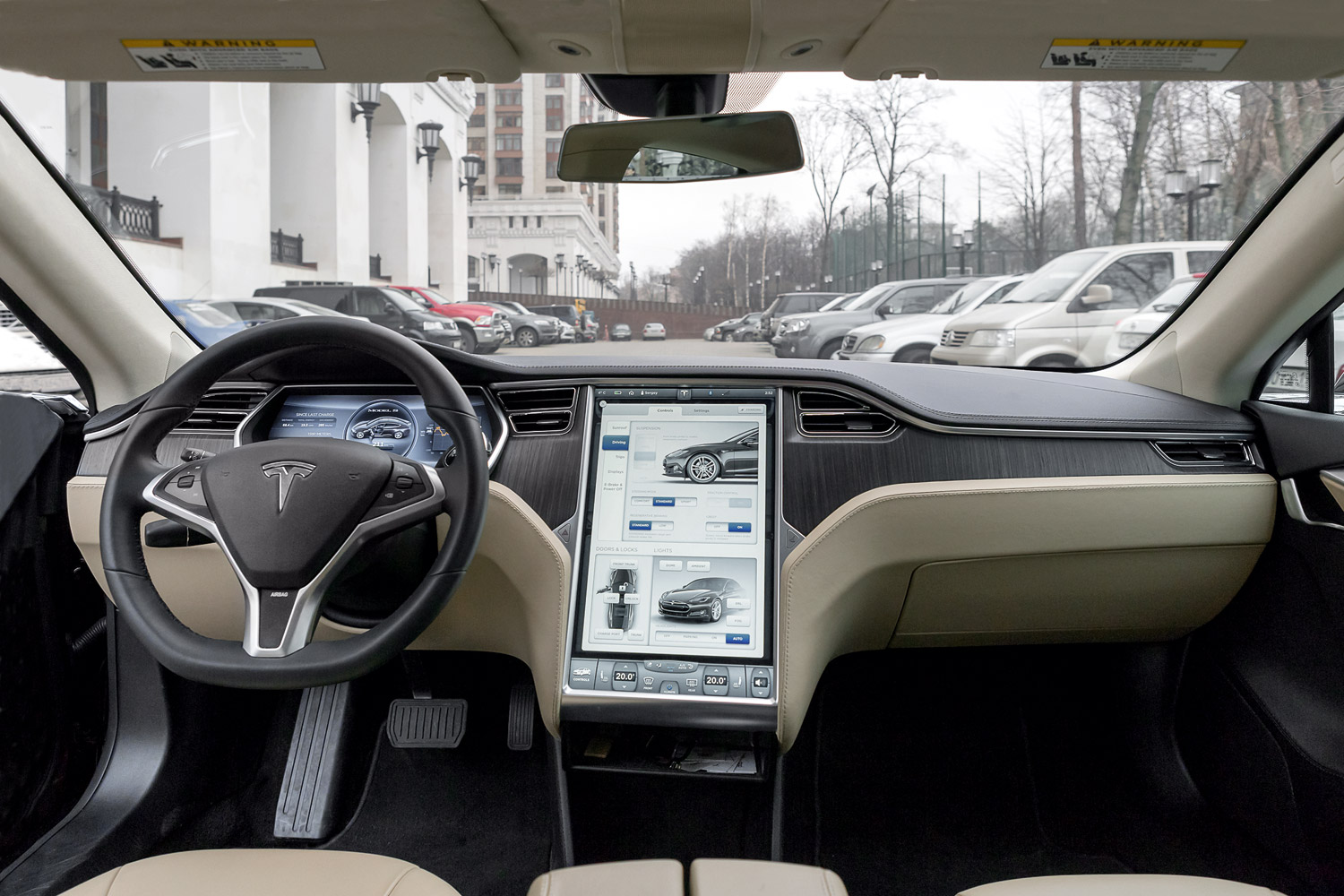 Панель управления 

Tesla похожа на ги­гантский iPad, причем не только внешне: компьютер ведет учетные записи для разных водителей и запоминает их настройки: положение руля, кресла, зеркал, подвески и так далее
