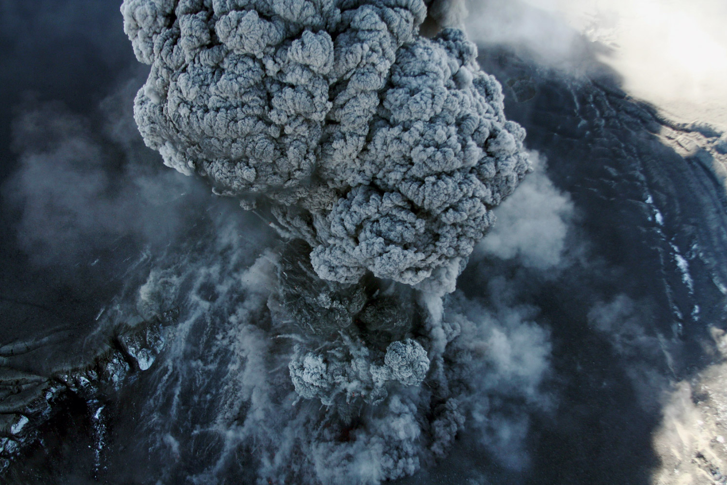 Глобальное потепление — прямое следствие деятельности человечества, но природа иногда создает людям неожиданные препоны и сама по себе: так, вследствие извержения исландского вулкана Эйяфьятлайокудль в 2010-м пришлось закрыть воздушное пространство Европы на целую неделю