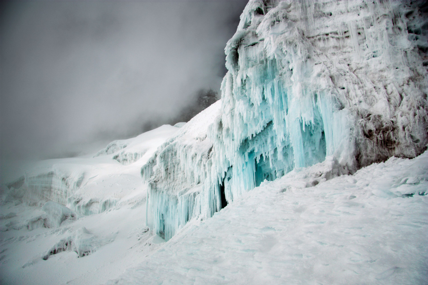 Из-за глобального потепления, в частности, тают горные ледники — например, вершина потухшего вулкана Чимборасо в Андах