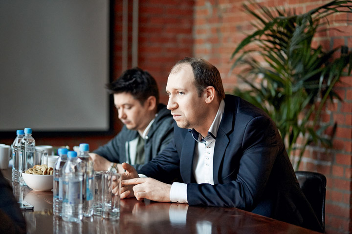 Недавно Сергей Скрипников (справа) заступил на пост генерального менеджера компании «Апостол» — по слухам, именно они готовят кремлевских ботов и ведут инстаграм Кадырова