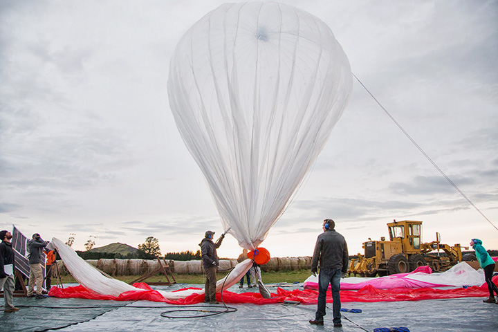 В рамках Project Loon специалисты из Google запускают воздушные шары в стратосферу, чтобы они оттуда раздавали интернет