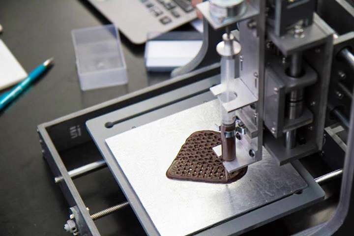 Печатать любую еду на 3D-принтере пока нельзя, но шоколад уже можно — сам такой принтер будет стоить в районе пяти тысяч долларов