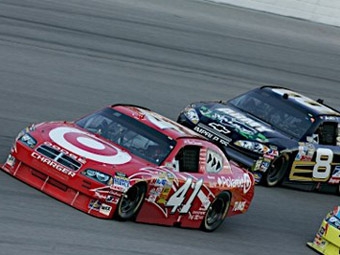 №41 Рид Соренсон (Ganassi, Dodge) и №8 Марк Мартин (DEI, Chevrolet) во время гонки NASCAR Sprint Cup "Dickies 500" в Техасе, 2008. Фото с сайта chipganassiracing.com