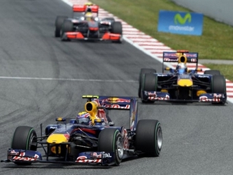 Болиды Red Bull на Гран-при Испании. Фото (c) <a href="http://lenta.ru/info/afp.htm">AFP</a>