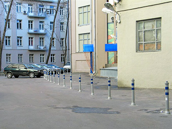 Московские тротуары защитят от автомобилей столбиками