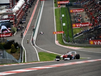 Вираж Eau Rouge в Спа. Фото (c) <a href="http://lenta.ru/info/afp.htm">AFP</a>