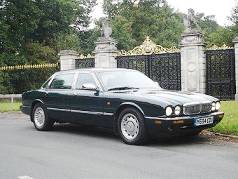 Jaguar Daimler Majestic V8 Елизаветы II. Фото с сайта hmthequeensdaimler.com