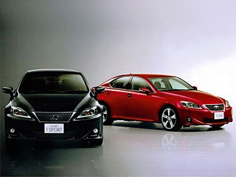 Обновленные Lexus IS (слева автомобиль с пакетом F-Sport). Иллюстрации с сайта ameblo.jp