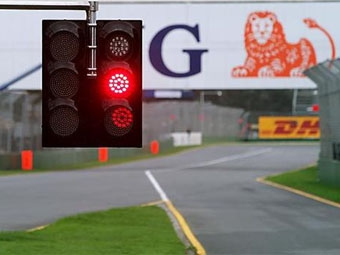 Светофор на выезде с пит-лейна трассы в Мельбурне. Фото с сайта formula1.com