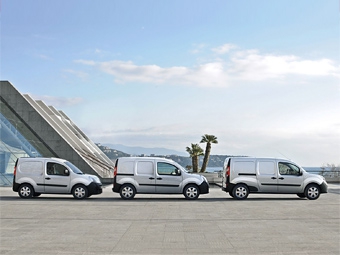 Линейка фургонов Renault Kangoo. Kango Van Maxi - крайний справа.