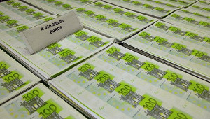 Курс евро снижается на фоне неопределенности по долгу Греции
