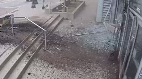 Таран Tesla конференц-центра в США попал на видео