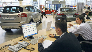Россияне на четверть сократили расходы на покупку авто