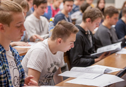 Поступить в вуз. Вузы для поступления без егэ. Миллерово медицинский центр медицина для вас. Абитуриент поступление в вуз. Флаер для абитуриентов.