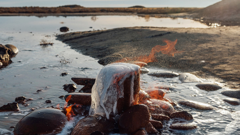 Необычный источник, в котором ярким пламенем горит вода