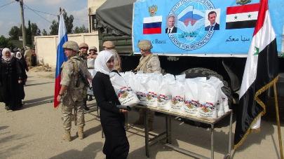 Военные РФ раздали гумпомощь жителям сирийской Латакии