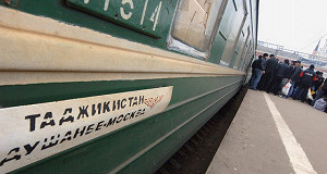Переводы таджикских мигрантов из России упали на 42%