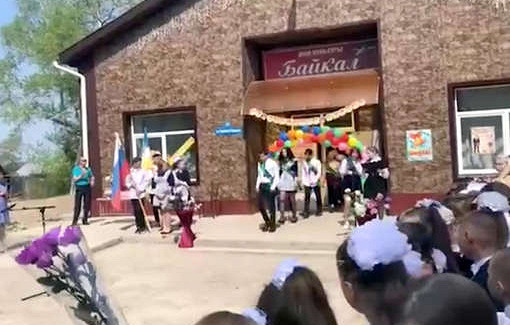 Школьники из Бурятии отпраздновали последний звонок на проезжей части