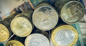 Рубль дорожает, корректируясь после снижения