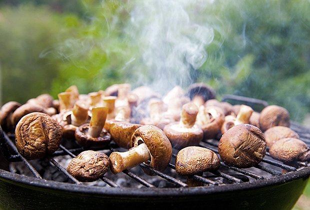 Грузди с луком и маслом на стол