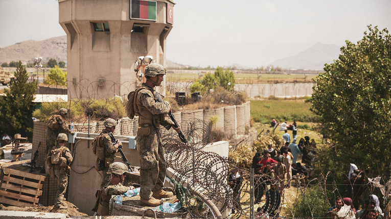 Появилось видео с места взрыва у аэропорта Кабула
