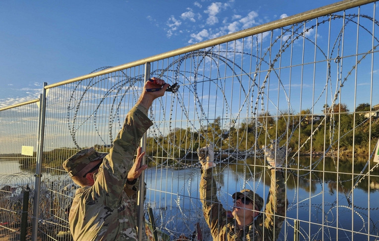 сантехник с вантузом. обойтись без помощи. опасные ситуации контактов с незнакомыми людьми. человек без сознания на улице. малыш ходит.