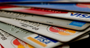 Банки в январе снизили выдачу кредитных карт на 40%