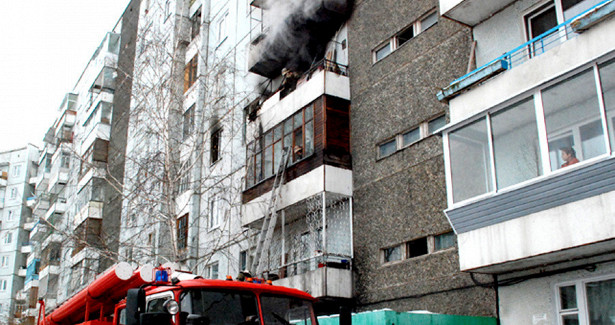 Частный дом вспыхнул в кузбасском городе