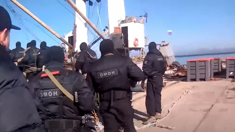 российский сухогруз. порт и корабли. порт ванино. навигация на онежском озере 2022. задержание судов в порту.