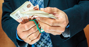 Задолженность по зарплате в России за июль снизилась на 3,6%